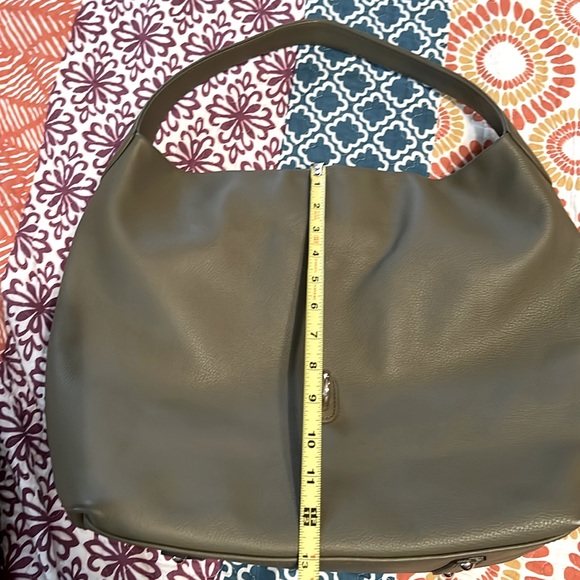 Dooney & Bourke Logo Lock shoulder bag in excellent condition! - Picture 6 of 6